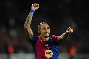 世体:拉菲尼亚虽然因伤无法出战,但依然展现出巴萨队长风范